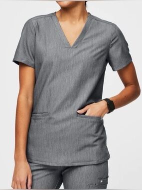 FIGS Casma Three-Pocket Scrub Top in Graphite Size Small